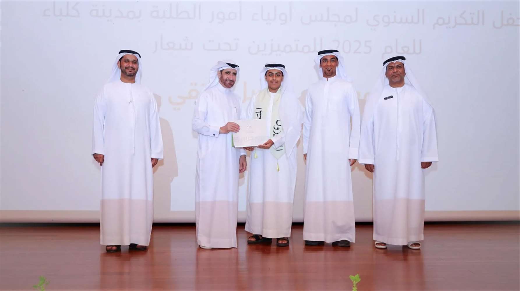 مجلس أولياء أمور الطلبة بمدينة كلباء يكرم عدداً من الطلبة المتميزين