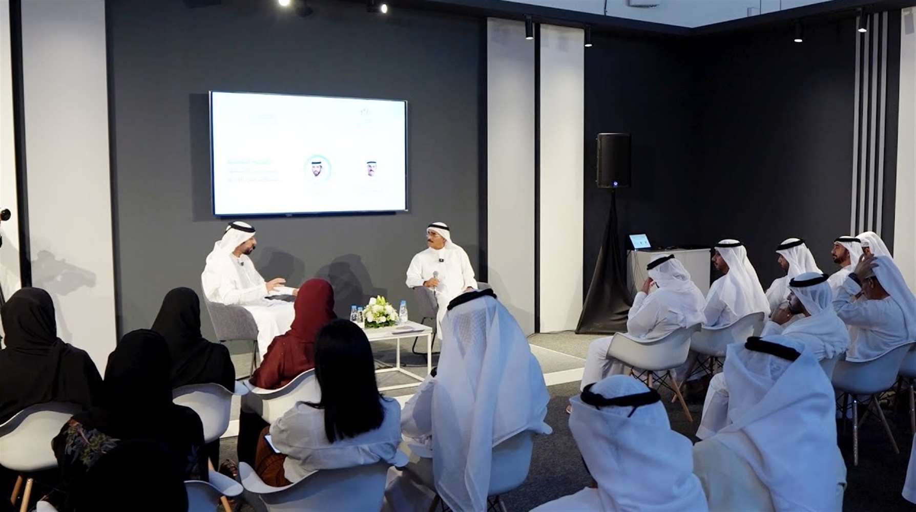 دائرة شؤون الضواحي تستضيف معالي الدكتور عبدالله بلحيف النعيمي